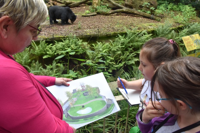 Heike Renkawitz erklärt den Zoo-Reportern die Pläne für die geplante neue Brillenbären-Anlage.